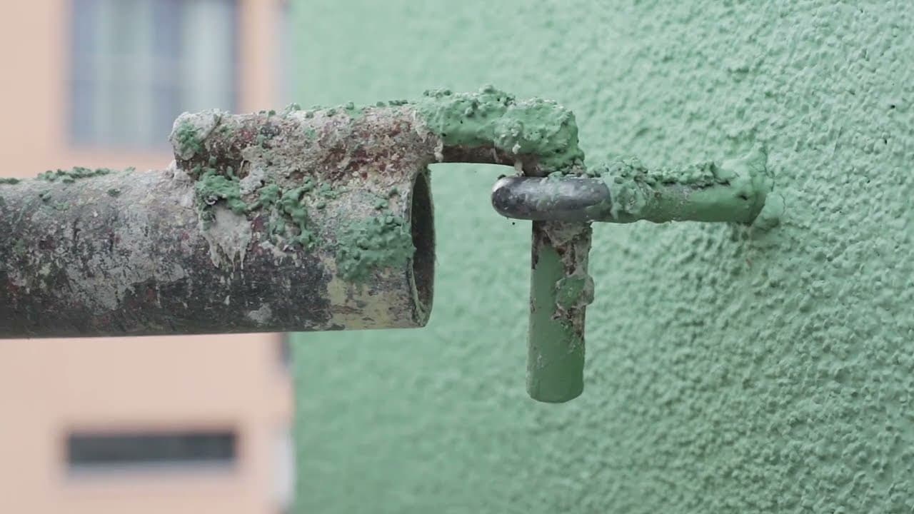 Standbild aus dem Verarbeitungsvideo: Gerüstanker in einer verputzten Fassade
