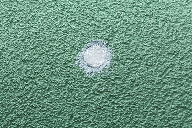 Der eingesetzte CEP sitzt bündig in der Putzoberfläche, das Acryl am Rand ist abgestrichen.